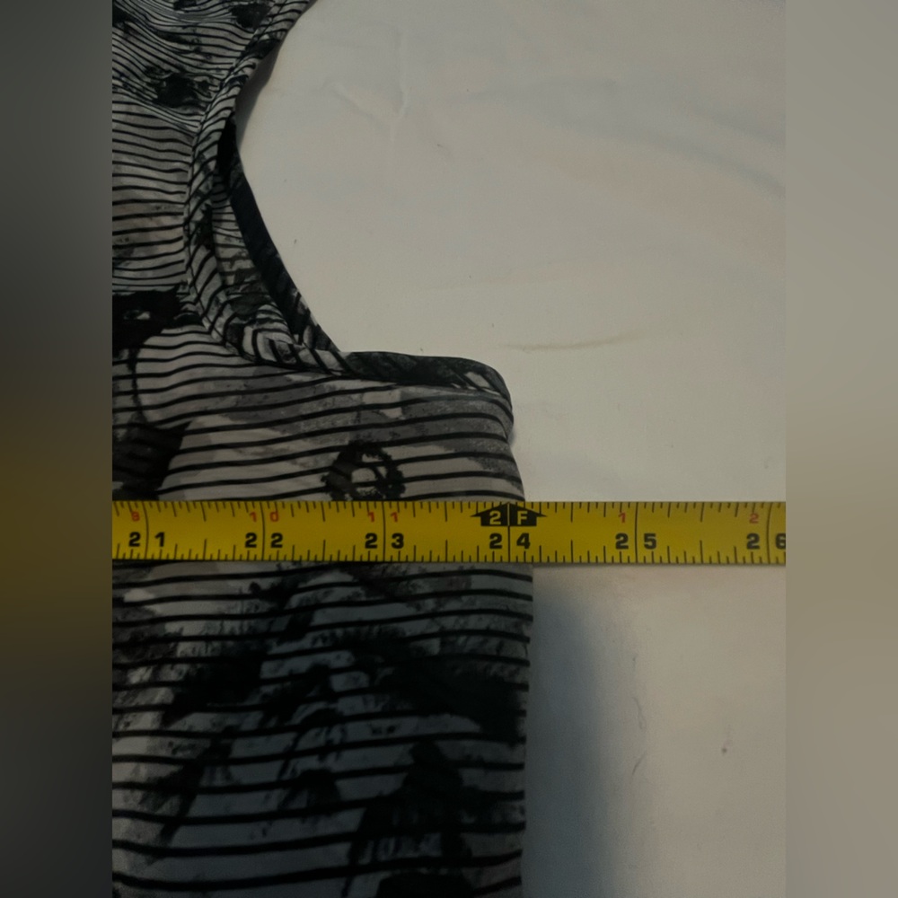 Maurices Plus Women’s Black/ Grey Floral Sleeveless Sheer Top Blouse Size 2 - Picture 8 of 9
